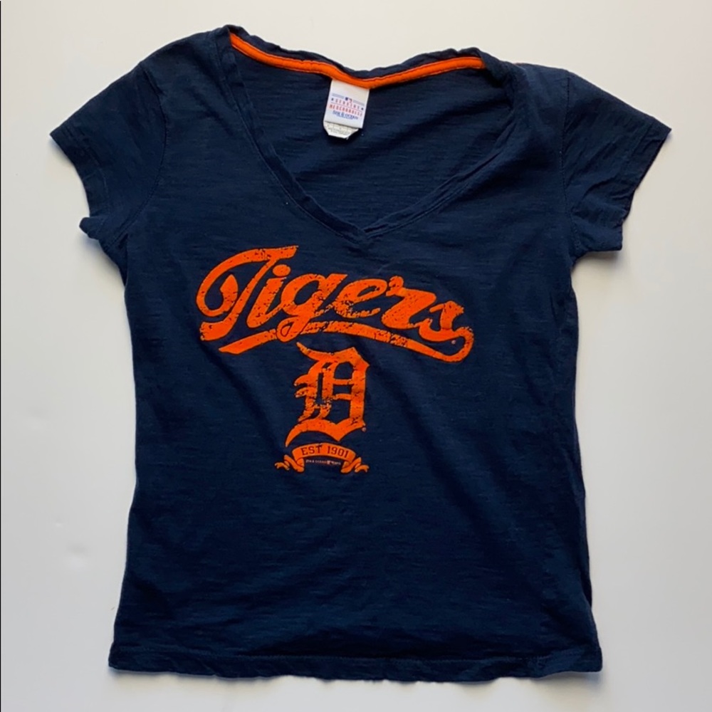 Detroit Tigers v-neck t shirt size M